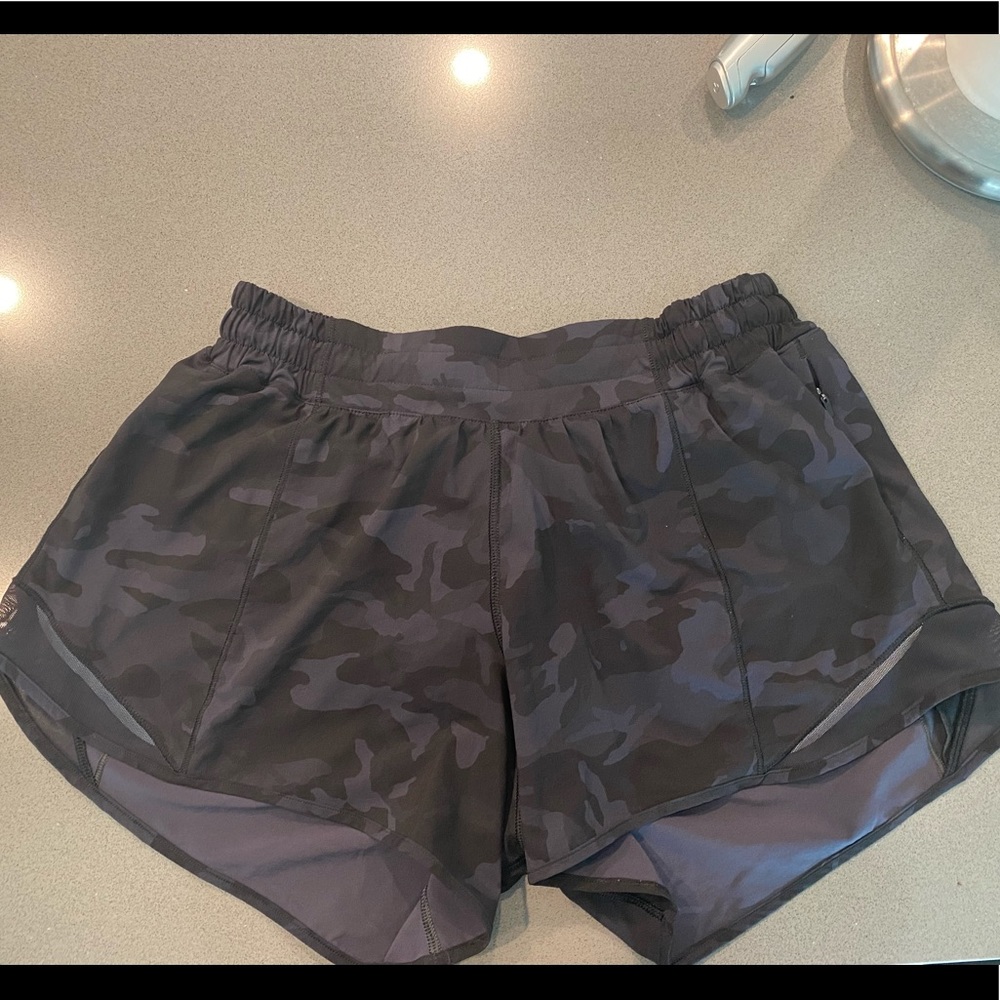 Lululemon - hotty hot shorts - size 8